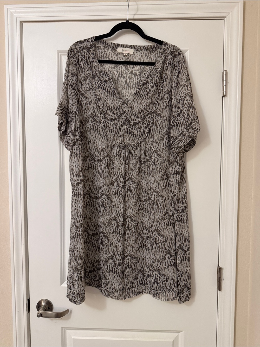 Vince Camuto Gray and Black Printed Tunic Top